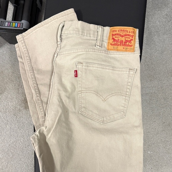 Levi's Relaxed Fit Jeans in Cream - Picture 1 of 2